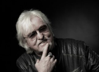 Atzenbrugg: Bilgeri beim Symposium „Kultur der guten Nachbarschaft“ Reinhold Bilgeri (Musiker, Autor, Filmemacher) spricht am 19. Oktober 2024 im Seminar- und Ausbildungszentrum Atzenbrugg über Empathie – Miteinander – Augenmaß. Ein Weg aus der Krise (Bildquelle: Jens Ellensohn)