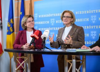 NÖ Landesausstellung 2028: Gmünd als Standort präsentiert Landeshauptfrau Johanna Mikl-Leitner, im Bild mit Bürgermeisterin Helga Rosenmayer bei der Pressekonferenz zur Landesausstellung 2028 (Bildquelle: NLK/Burchhart)
