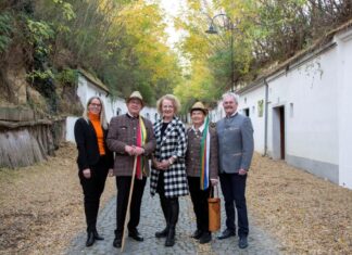 Weinviertel: Start für Kulturserie in den PBZ In der Kellergasse Radyweg in Poysdorf erhielt Landesrätin Christiane Teschl-Hofmeister einen guten Eindruck von Kellergassenführungen, wie sie dann in den PBZ stattfinden werden (v.l.n.r.): Geschäftsführerin der Gesundheit Weinviertel GmbH Katja Steininger, Obmann des Vereines der Kellergassenführerinnen Joachim Maly, Landesrätin Christiane Teschl-Hofmeister, Kellergassenführerin Johanna Schreiber und LT-Präsident Karl Wilfing (Bildquelle: Gesundheit Weinviertel GmbH/Veronika Rath)