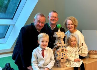 Bilanz: 2-Jahre „blau-gelbe Betreuungsoffensive“ in NÖ (v.l.n.r.): Im September 2024 feierten Bürgermeister Wolfgang Schredl, der Geschäftsführende Gemeinderat Michael Heiplik und Familien-Landesrätin Christiane Teschl-Hofmeister mit Benedikt Lang und Lina Laschober die Eröffnung des erweiterten Kindergartens in Breitenfurt (Bildquelle: Pressler)