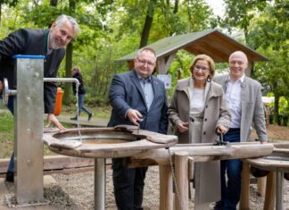 Regionalförderung 2024: 16 Millionen für innovative Projekte (v.l.n.r.): Gerhard Stark, Geschäftsführer Amethyst Welt Maissau, Franz Kloiber, Bürgermeister der Stadtgemeinde Maissau, Landeshauptfrau Johanna Mikl-Leitner und ecoplus Geschäftsführer Helmut Miernicki