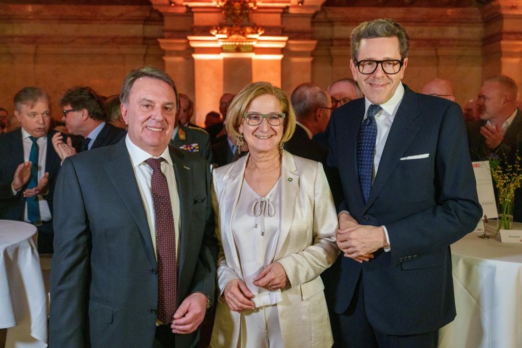 (v.l.n.r.): WKNÖ-Präsident Wolfgang Ecker, Landeshauptfrau Johanna Mikl-Leitner und WKÖ-Präsident Harald Mahrer beim Neujahrsempfang der WKNÖ im Palais Niederösterreich (Bildquelle: Josef Bollwein)