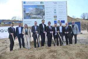 (v.l.n.r.): Alexander Hager und Markus Wanko, Geschäftsführer xista science park, Bernadette Schabbauer, ecoplus Teamleiterin Technik, LAbg. Bgm. Christoph Kaufmann, Martin Hetzer, Präsident ISTA, Bundesminister Martin Polaschek, ecoplus Aufsichtsrat LAbg. Hannes Weninger, Georg Schneider, Managing Director ISTA, ecoplus Geschäftsführer Helmut Miernicki und ecoplus Prokurist Martin Fassl beim Spatenstich in Klosterneuburg (Foto: Thomas Resch)