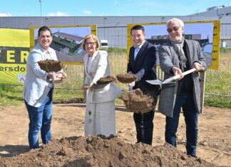 Wirtschaftspark Wolkersdorf setzt Impulse für das Weinviertel Spatenstich KFZ-Prüfstelle im ecoplus Wirtschaftspark Wolkersdorf (v.l.n.r.): Bürgermeister Dominic Litzka, Landeshauptfrau Johanna Mikl-Leitner, ecoplus Aufsichtsrat LAbg. Kurt Hackl und Architekt Manfred Staudinger