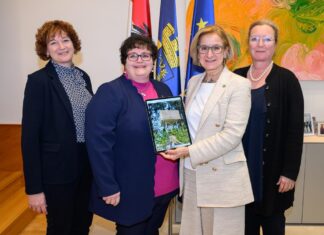 St. Oswald: Aussichtsturm am Lebensweg wurde errichtet (v.l.n.r.): Barbara Leonhardsberger, geschäftsführende Gemeinderätin und Wanderwegbetreuerin, Bürgermeisterin Rosemarie Kloimüller, Landeshauptfrau Johanna Mikl-Leitner und ecoplus Prokuristin Petra Patzelt