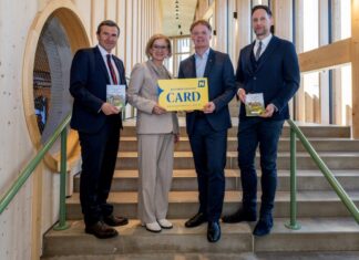 Niederösterreich-CARD startet in die 20. Saison (v.l.n.r.): Reinhard Karl, Generaldirektor-Stellvertreter der Raiffeisenlandesbank NÖ-Wien, Landeshauptfrau Johanna Mikl-Leitner, der Geschäftsführer der NÖ Werbung Michael Duscher und NÖ-CARD Geschäftsführer Clemens Wögerer freuen sich auf die 20. Saison der Niederösterreich-CARD (Foto: NLK/ Filzwieser)