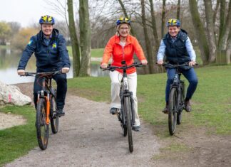 Niederösterreich startet in die Radsaison 2025 (v.l.n.r.): Michael Duscher, Geschäftsführer NÖ Werbung, Landeshauptfrau Johanna Mikl-Leitner und Hotelier Alexander Ipp freuen sich auf die Radsaison 2025 in Niederösterreich Foto: NLK/Filzwieser