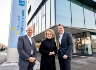 Mit dem Digitalisierungsbus ins Haus der Digitalisierung (v.l.n.r.): Haus der Digitalisierung Geschäftsführer Claus Zeppelzauer, Bildungslandesrätin Christiane Teschl-Hofmeister und Haus der Digitalisierung Geschäftsführer Lukas Reutterer