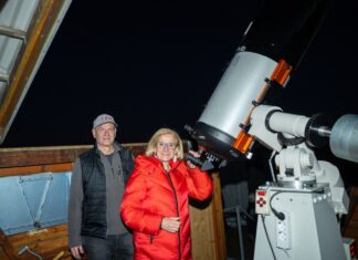 Landeshauptfrau besucht das Astronomische Zentrum Martinsberg Landeshauptfrau Johanna Mikl-Leitner und Obmann Michael Jäger beim Spiegelteleskop des Astronomischen Zentrums Martinsberg (Foto: NLK/Pfeffer)