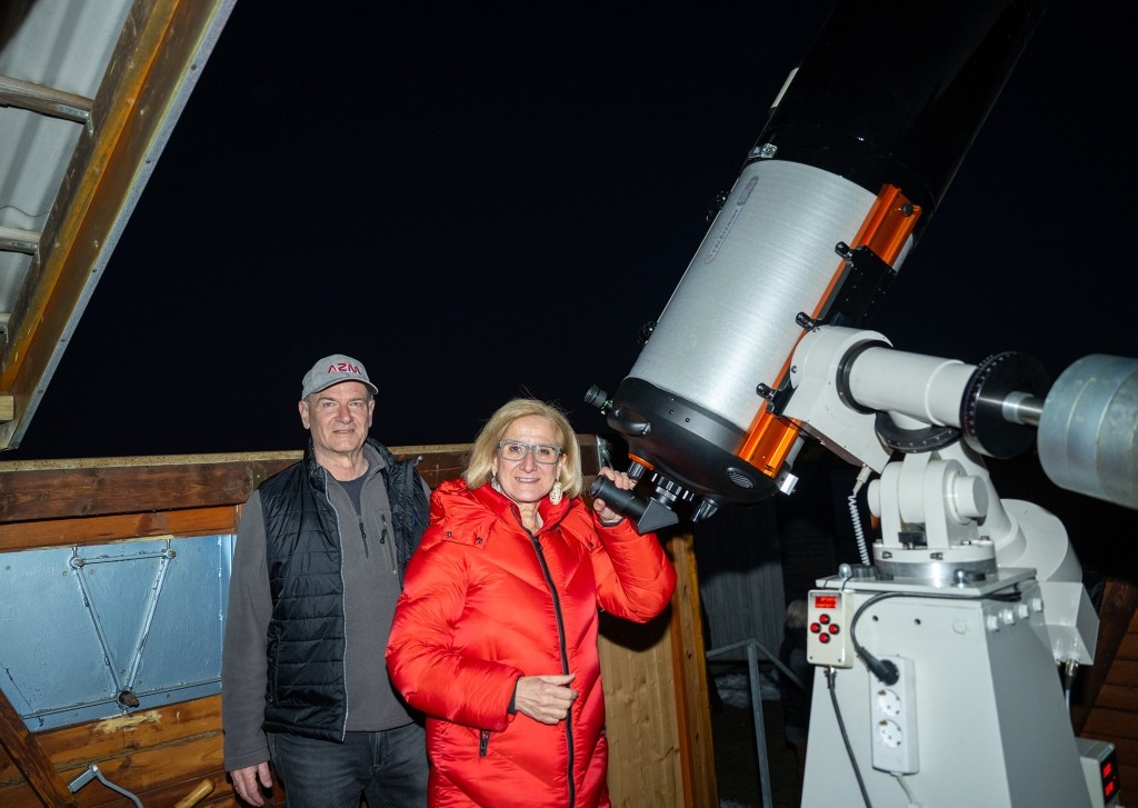 Landeshauptfrau Johanna Mikl-Leitner und Obmann Michael Jäger beim Spiegelteleskop des Astronomischen Zentrums Martinsberg (Foto: NLK/Pfeffer)
