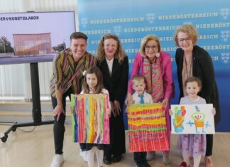 NÖ: Kunst und Kultur für Kinder und Familien (v.l.n.r.) Robert Steiner, die künstlerische Leiterin des KinderKunstLabor Mona Jas, Landeshauptfrau Johanna Mikl-Leitner, Landesrätin Christiane Teschl-Hofmeister und (vorne) Valentina, Moritz und Emma (Foto: Thomas Resch)