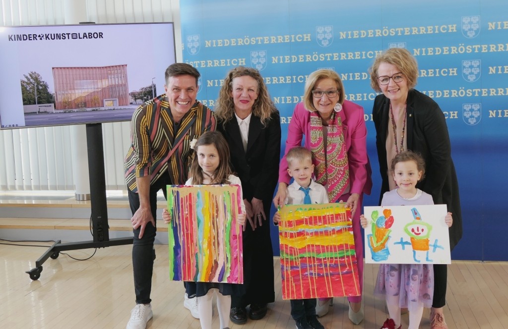 (v.l.n.r.) Robert Steiner, die künstlerische Leiterin des KinderKunstLabor Mona Jas, Landeshauptfrau Johanna Mikl-Leitner, Landesrätin Christiane Teschl-Hofmeister und (vorne) Valentina, Moritz und Emma (Foto: Thomas Resch)