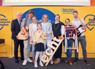 Kultur.Region.Niederösterreich präsentierte Programm 2025 (v.l.n.r.): Kultur.Region.Niederösterreich-Geschäftsführer Martin Lammerhuber, Walter und Julia Sitz von der Quetschwork Family, Musikschülerin Franziska Sawerthal, Landeshauptfrau Johanna Mikl-Leitner, Museumskustodin Vanessa Staudenhirz, Künstlerin Andrea Brunner-Fohrafellner und Gitarrist Christian Stocker (Foto: Daniela Matejschek)