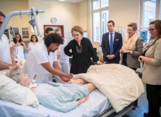 Erfolgreiche Kooperation NÖ LGA und Bildungsdirektion (v.l.n.r.): Landesrätin Christiane Teschl-Hofmeister, Susanne Gröschel NÖ LGA Abteilung Strategie und Qualität Pflege und Bildungsdirektor Karl Fritthum besuchten gemeinsam mit der 4. Klasse der Mittelschule Guntramsdorf die Gesundheits- und Krankenpflegeschule in Baden und erhielten wertvolle Einblicke in den Pflegealltag