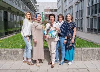 Angehende Freizeitbetreuerinnen absolvierten Grundkurs Pädagogik (v.l.n.r.): Die Teilnehmerinnen Orlanda Necker und Marina Gazmagomadova gemeinsam mit Barbara Trettler, Geschäftsführerin der NÖ Familienland GmbH, sowie den Kursteilnehmerinnen Andrea Halbertschlager und Silvana Neubauer (Foto: NÖFAM)