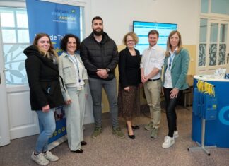 NÖ LGA Karriereformat WIR-Café wird auch 2025 fortgesetzt (v.l.n.r.): Vanessa Aigner (Schülerin), Manuela Mayer (Direktorin), Njegos Kisin (Schüler), Landesrätin Christiane Teschl-Hofmeister mit dem Mitarbeiter / und der Mitarbeiterin der NÖ LGA , Georg Deix und Claudia Luger