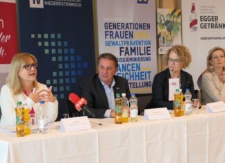 Girls‘ Day 2025 in Niederösterreich (v.l.n.r.): Sandra Kern, Landesgeschäftsführerin AMS NÖ, Wolfgang Ecker, Präsident der Wirtschaftskammer Niederösterreich, Bildungslandesrätin Christiane Teschl-Hofmeister und Michaela Roither, Geschäftsführerin der Industriellenvereinigung Niederösterreich bei der Pressekonferenz zum Girls‘ Day 2025 bei der Firma Egger in Unterradlberg (Foto: Thomas Resch)