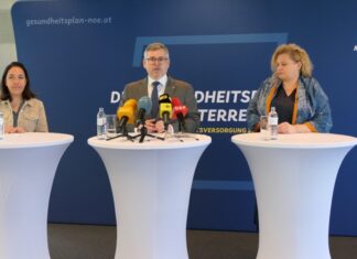 NÖ: Weiterer Ausbau der Altersmedizin startet (v.l.n.r.): OÄ Dr. Elke Maurer, Landesrat Ludwig Schleritzko und LGA-Vorständin Elisabeth Bräutigam bei der Pressekonferenz in St. Pölten (Foto: Thomas Resch)