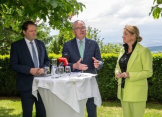 NÖ: Der Kampwald soll Nationalpark werden (v.l.n.r.): Bundesminister Norbert Totschnig, LH-Stellvertreter Stephan Pernkopf und Landesrätin Susanne Rosenkranz informierten bei der Pressekonferenz in Maria Taferl über die Ergebnisse der Referentenkonferenz (Foto: NLK/Filzwieser)