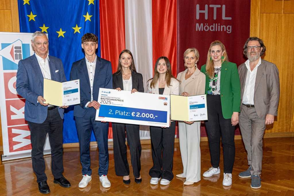 (v.l.) Landesinnungsmeister Bau NÖ Günther Lehner, Samuel Bachner, Anna Walter, Nil Yesil, NÖ Baudirektorin Christine Pennerstorfer (Juryvorsitzende), LAbg. Marlene Zeidler-Beck, Wolfgang Kern (Leiter HTL Mödling) Foto: Paul Plutsch