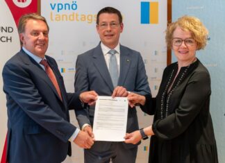 Reformpaket zur NÖ Bauordnung präsentiert (v.l.n.r.): WKNÖ Präsident Wolfgang Ecker, der designierte VPNÖ-Klubobmann Kurt Hackl und NÖAAB-Obfrau Landesrätin Christiane Teschl-Hofmeister (Foto: VPNÖ-Landtagsklub)