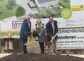 (v.l.n.r.): Bürgermeister Martin Leonhardsberger, Landtagsabgeordnete Silke Dammerer und NÖSW-Geschäftsführer Hannes Kaiser beim Spatenstich in Mank (Foto: Thomas Resch)