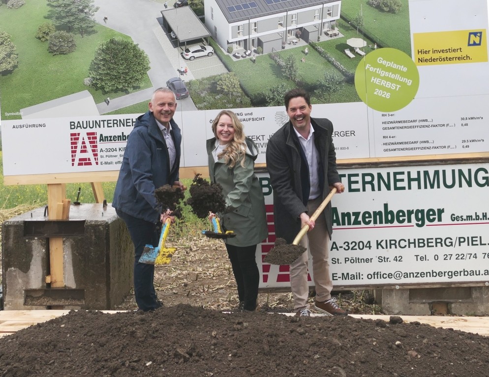(v.l.n.r.): Bürgermeister Martin Leonhardsberger, Landtagsabgeordnete Silke Dammerer und NÖSW-Geschäftsführer Hannes Kaiser beim Spatenstich in Mank (Foto: Thomas Resch)