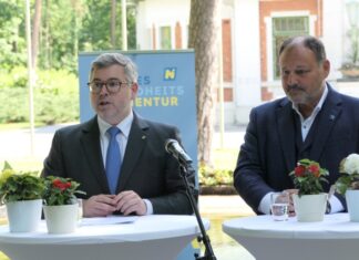 Weniger Alkohol, mehr vom Leben – Dialogwoche im Landesklinikum Mauer (v.l.n.r.): Landesrat Ludwig Schleritzko und der Ärztliche Direktor Prim. Dr. Christian Korbel bei der Pressekonferenz im Landesklinikum Mauer (Foto: Thomas Resch)