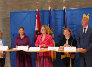 Langenlois: Sozialreferenten der Bundesländer tagten (v.l.n.r.): Die NÖ Landesrätinnen Eva Prischl, Susanne Rosenkranz, Christiane Teschl-Hofmeister, die Bundesministerin Korinna Schumann und der Landesrat Christian Dörfel aus Oberösterreich bei der Pressekonferenz in Langenlois (Foto: Thomas Resch)
