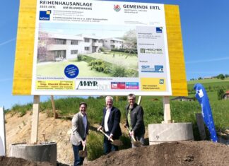 Ertl: NÖ Siedlungswerk setzt Spaten für Reihenhausanlage (v.l.n.r.): NÖSW-Geschäftsführer Hannes Kaiser, Landtagsabgeordneter Anton Kasser und Bürgermeister Josef Forster beim Spatenstich für die Reihenhausanlage in Ertl (Foto: Thomas Resch)