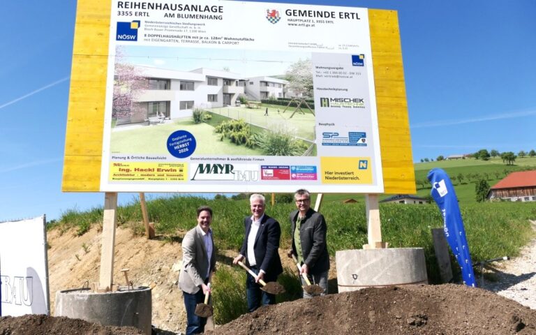 (v.l.n.r.): NÖSW-Geschäftsführer Hannes Kaiser, Landtagsabgeordneter Anton Kasser und Bürgermeister Josef Forster beim Spatenstich für die Reihenhausanlage in Ertl (Foto: Thomas Resch)
