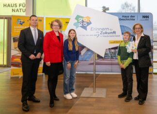 Über 50 Einreichungen bei Schul-Wettbewerb „zusammenWACHSEN“– Erinnern für die Zukunft (v.l.n.r.): Bildungsdirektor Karl Fritthum, Bildungs-Landesrätin Christiane Teschl-Hofmeister, Isabella, Florian und Landeshauptfrau Johanna Mikl-Leitner