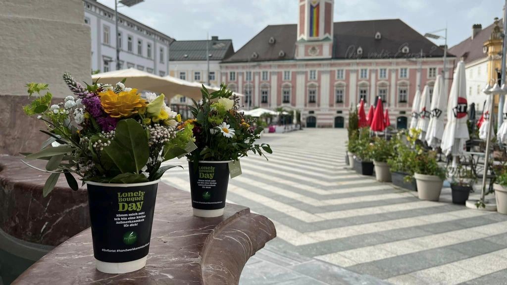 Impressionen aus dem Vorjahr: Blumensträußchen beim Lonely Bouquet Day am Rathausplatz in St. Pölten (Foto: Bonigl)