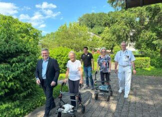Scheibbs: Erster „Tut gut!“- Schritteweg im Garten des Landesklinikum eröffnet Die ersten zwei Patientinnen erproben den neu eröffneten Schritteweg im Landesklinikum Scheibbs (v.l.n.r.): Landesrat Ludwig Schleritzko, Elfriede Spielbichler, Mag. Christian Paumann, Monika Boszwald und OA Dr. Rudolf Paumann (Foto: Stefan Zwinz, „Tut gut!“)