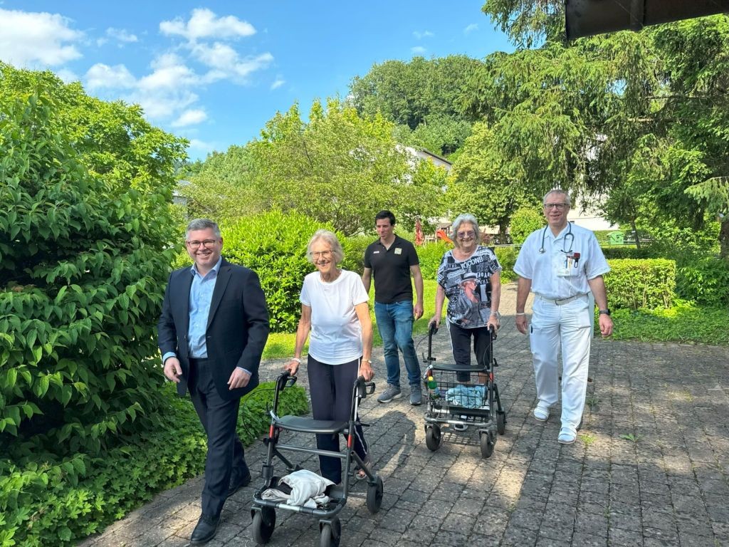 Die ersten zwei Patientinnen erproben den neu eröffneten Schritteweg im Landesklinikum Scheibbs (v.l.n.r.): Landesrat Ludwig Schleritzko, Elfriede Spielbichler, Mag. Christian Paumann, Monika Boszwald und OA Dr. Rudolf Paumann (Foto: Stefan Zwinz, „Tut gut!“)