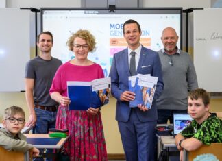 NÖ Schulen: Handreichungen zur kompetenten Handynutzung Bildungs-Landesrätin Christiane Teschl-Hofmeister und Bildungsdirektor beim Besuch in der Mittelschule Dr. Theodor Körner I in St. Pölten (Foto: NLK/Burchhart)