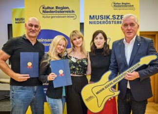 Oska überreichte Zertifikate für die NÖ Musikszene Absolvent Christian Drescher und Absolventin Lisa Wiesinger mit Fortbildungsreihen-Leiterin Christina Weiß, Künstlerin Oska und Kultur.Region.Niederösterreich-Geschäftsführer Martin Lammerhuber (Foto: Franz Gleiß)