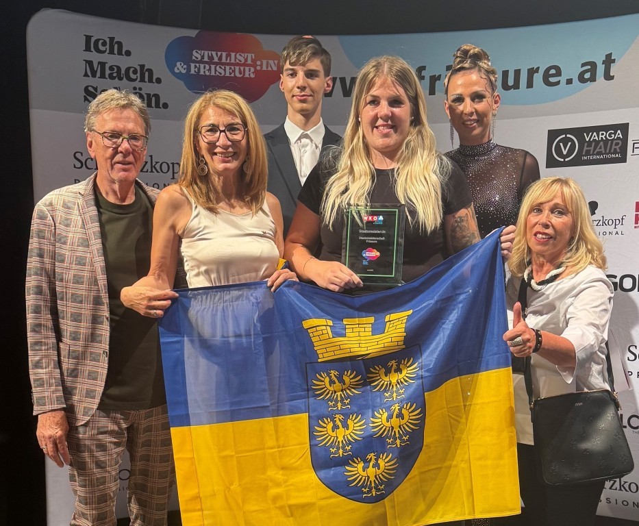 Gratulation für die neue Staatsmeisterin Carina Reiterlehner (v.l.): Friseure-Bundesinnungsmeister Wolfgang Eder, NÖ Landesinnungsmeisterin Silvia Rupp, die neue Staatsmeisterin Carina Reiterlehner (mit ihren beiden Modellen links und rechts hinten), sowie Doris Schneider (Landesinnungsmeisterin Steiermark) Foto: Walter Rupp