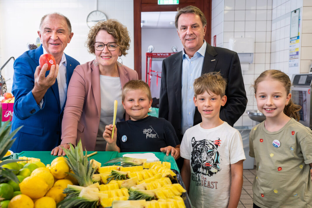 (v.l.n.r.): Workshop-Leiter Willibald Huber (Obst- und Gemüseworkshop, SPAR), Familien-Landesrätin Christiane Teschl-Hofmeister und WKNÖ-Präsident Wolfgang Ecker mit den Kindern Johannes, Vincent und Lara (Foto: Kraus)