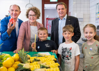 „Business4Kids“ begeisterte 160 Kinder und Jugendliche (v.l.n.r.): Workshop-Leiter Willibald Huber (Obst- und Gemüseworkshop, SPAR), Familien-Landesrätin Christiane Teschl-Hofmeister und WKNÖ-Präsident Wolfgang Ecker mit den Kindern Johannes, Vincent und Lara (Foto: Kraus)