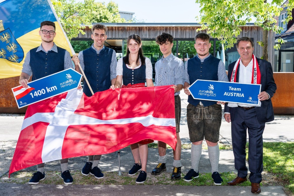 (v.l.n.r.): Raphael Beutel, Raphael Gremmel, Sara Sinhuber, David Herzina-Rusch, Lukas Miedler und WKNÖ-Präsident Wolfgang Ecker freuen sich auf die EuroSkills 2025 in Dänemark ((Foto: Andreas Kraus)