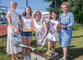 Jubiläum für die „So schmeckt Niederösterreich“-Erdäpfelpyramide Landeshauptfrau Johanna Mikl-Leitner (Mitte), Landesrätin Christiane Teschl-Hofmeister (re.) und Direktorin Martina Meysel (li.) mit zwei der „jungen Gärtnerinnen“ des BRG/BORG am Schulring St. Pölten (Foto: NLK Khittl)