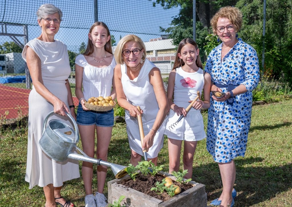 Landeshauptfrau Johanna Mikl-Leitner (Mitte), Landesrätin Christiane Teschl-Hofmeister (re.) und Direktorin Martina Meysel (li.) mit zwei der „jungen Gärtnerinnen“ des BRG/BORG am Schulring St. Pölten (Foto: NLK Khittl)