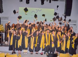 Hüte hoch: 161 NDU-Studierende feierten ihre Sponsion 161 Diplomandinnen und Diplomanden der New Design University St. Pölten feierten ihren Abschluss