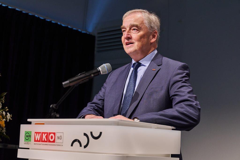 WKNÖ-Vizepräsident Christian Moser gratulierte den NDU-Absolvent:innen