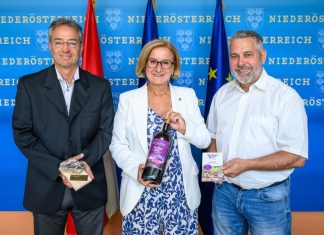 Die Amethyst Welt in Maissau wird ausgebaut (v.l.n.r.): Christian Weinberger, ecoplus Projektmanager, Landeshauptfrau Johanna Mikl-Leitner und Gerhard Stark, Geschäftsführer Amethyst Welt Maissau freuen sich über die Weiterentwicklung der Amethyst Welt in Maissau (Foto: NLK/Burchhart)