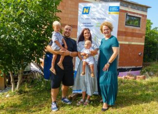 NÖ Wohnbauförderung: Zusätzliche Unterstützung vom Bund (v.l.n.r.): Leonardo, Eduoard Burlacu, Natalie Burlacu, Sebastian und Wohnbau-Landesrätin Christiane Teschl-Hofmeister freuen sich über die zusätzliche Unterstützung aus dem Wohn- und Baupaket des Bundes (Foto: Pressler)