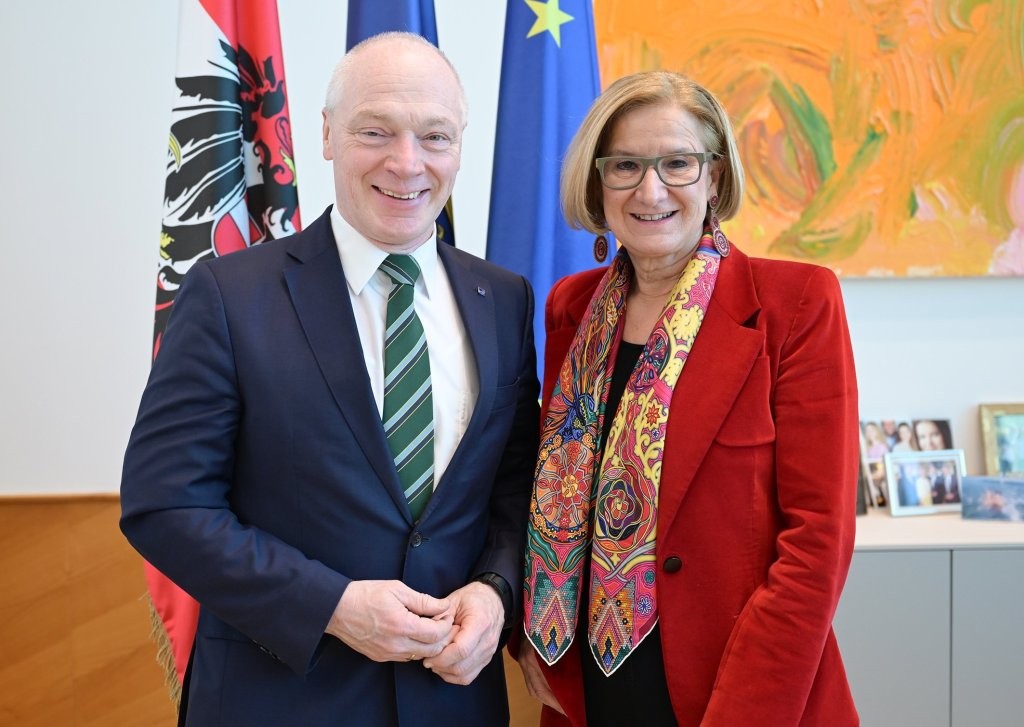 ecoplus Geschäftsführer Helmut Miernicki und Landeshauptfrau Johanna Mikl-Leitner freuen sich über eine erfolgreiche Halbjahresbilanz der ecoplus Cluster & Plattformen (Foto: NLK /Burchhart)