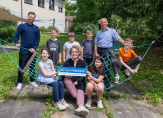 NÖ: Gemeinden bieten attraktive Ferienbetreuung Umut Adiyaman von der NÖ Familienland GmbH, Bürgermeister der Marktgemeinde Fels am Wagram, Hannes Zimmermann und Familien-Landesrätin Christiane Teschl-Hofmeister mit Kindern der Ferienbetreuung in Fels am Wagram (Foto: NLK Filzwieser)