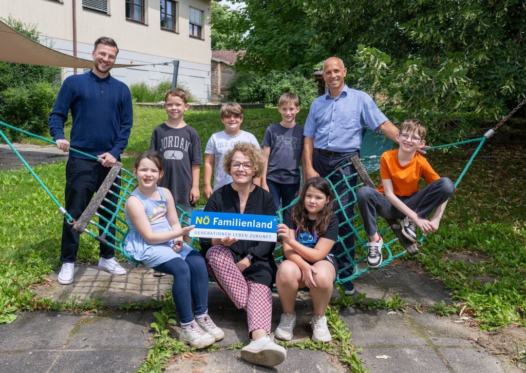 Umut Adiyaman von der NÖ Familienland GmbH, Bürgermeister der Marktgemeinde Fels am Wagram, Hannes Zimmermann und Familien-Landesrätin Christiane Teschl-Hofmeister mit Kindern der Ferienbetreuung in Fels am Wagram (Foto: NLK Filzwieser)